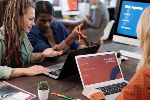 Du branding à la conversion : les rôles clés d'une agence média